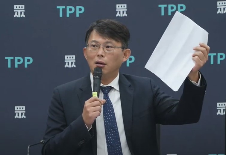 府否認喬NCC委員，立委黃國昌拿出「總統府回應」：案重初供。圖/林睿康攝