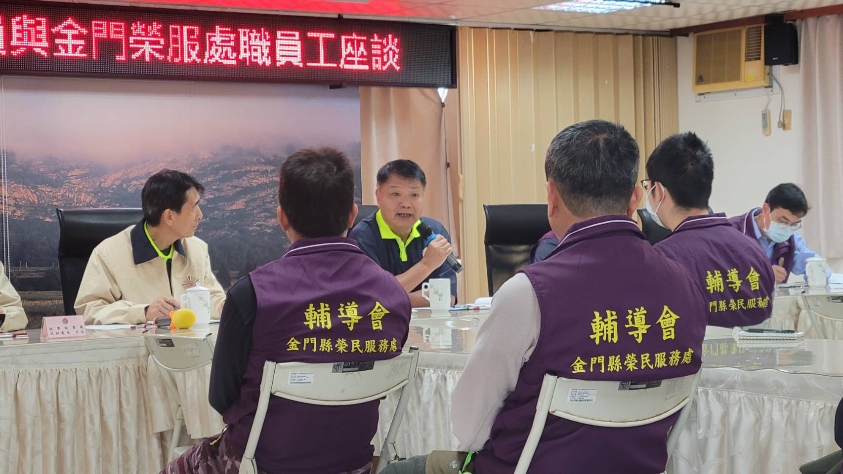 退輔會前副主委李文忠(面對鏡頭者)說,台胞董座特支費800萬根本荒謬。圖/取自退輔會