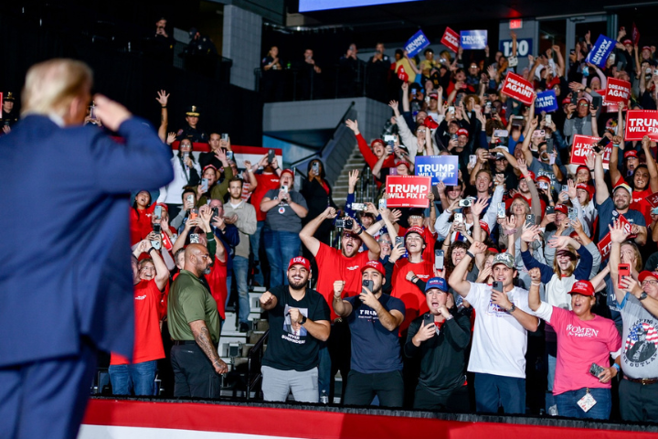 聯邦政府關門威脅川粉生計　但未動搖他們的政治忠誠