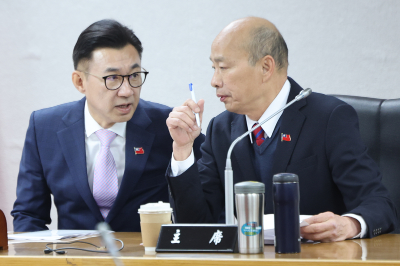 總統賴清德10日將召集五院院長協商，民眾黨立委提醒，別變成五個打一個，專門欺負立法院長韓國瑜。圖為韓國瑜（右）6日下午召集朝野黨團協商，會前與副院長江啟臣（左）交換意見。圖/中央社