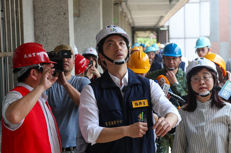 台北市共202所學校回報地震災損，蔣萬安（中）表示將在5月前完成校園修繕。圖為蔣萬安視察民族實驗國中災情。圖/中央社