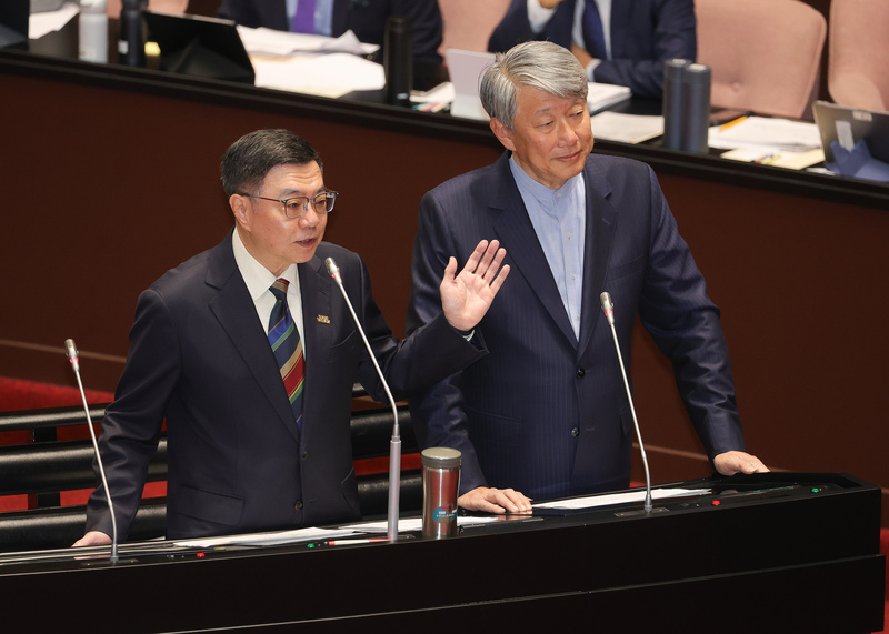 輝達執行長黃仁勳開出回台投資AI產業需要100億度綠電，經濟部長郭智輝（右）備詢時滿口答應，問題是電從哪裡來。圖／中央社