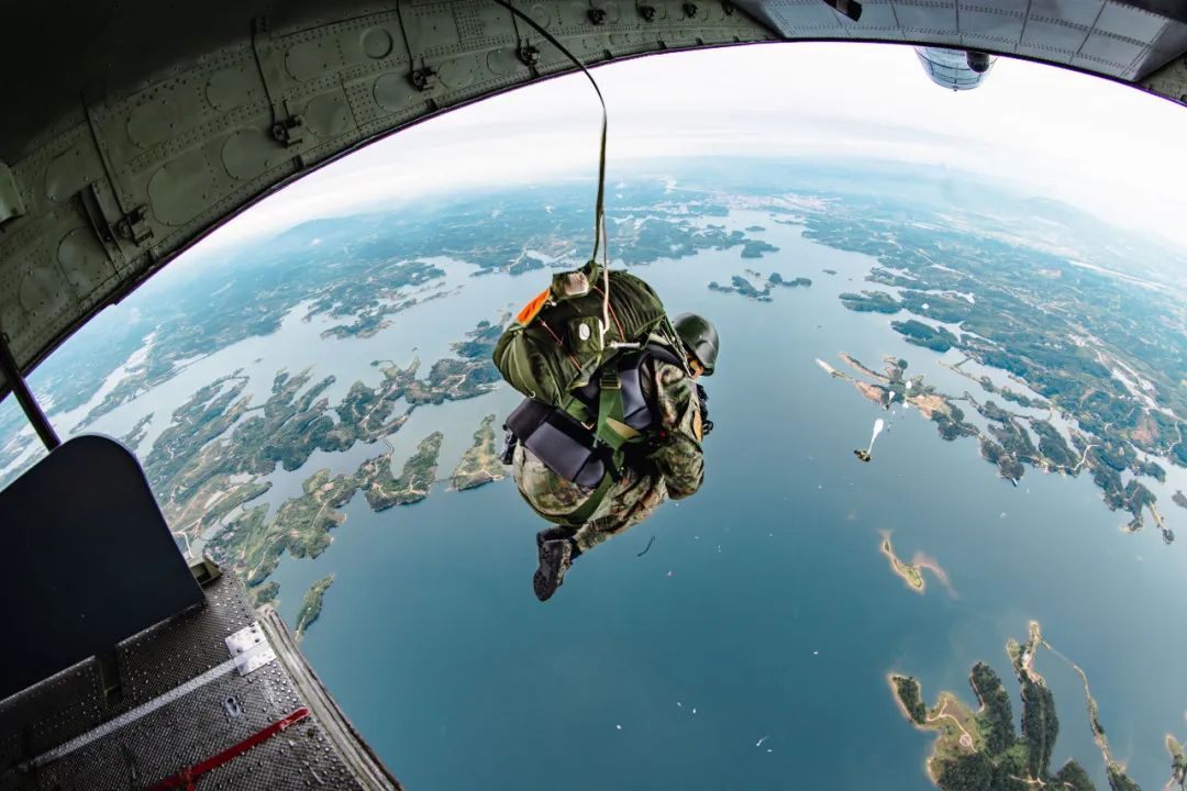 俄羅斯傘兵低空跳傘戰力獨步全球　共軍長期取經