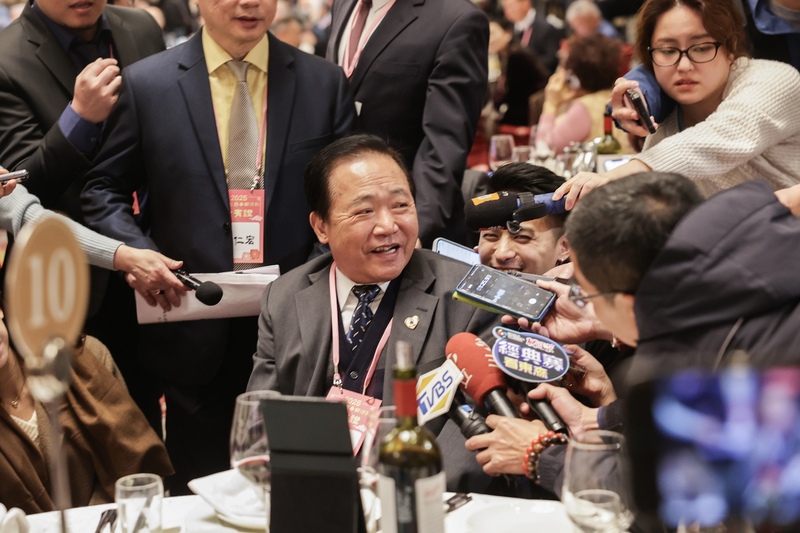 總統賴清德3日至台北美福大飯店出席「2025大陸台商春節活動」，向台商拜年致意。賴總統致詞結束後，廈門台商協會副會長葉永松（中坐者）忽然起身高喊「當家不鬧事，台商反對大罷免，避免勞民傷財」，在現場引起一陣騷動。圖/中央社