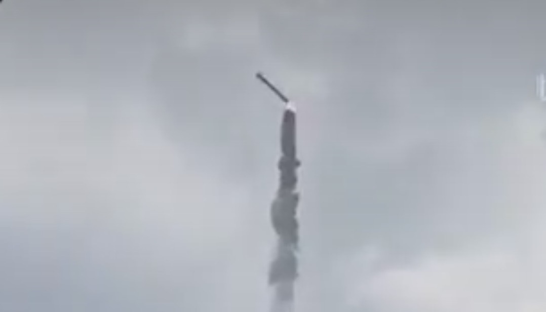 火箭發動機測試時發生事故，火箭從試車架上意外起飛升空，隨後在一處山區墜落。。圖/截自澎湃新聞