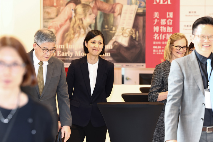 與馬英九長女握手致意 賴清德親切稱馬唯中「台灣的女兒」