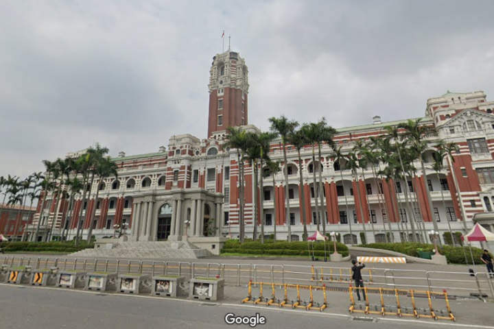 演不下去？總統府昔稱「預算被刪凍午夜全關燈」 網揪罷免失敗後燈又亮