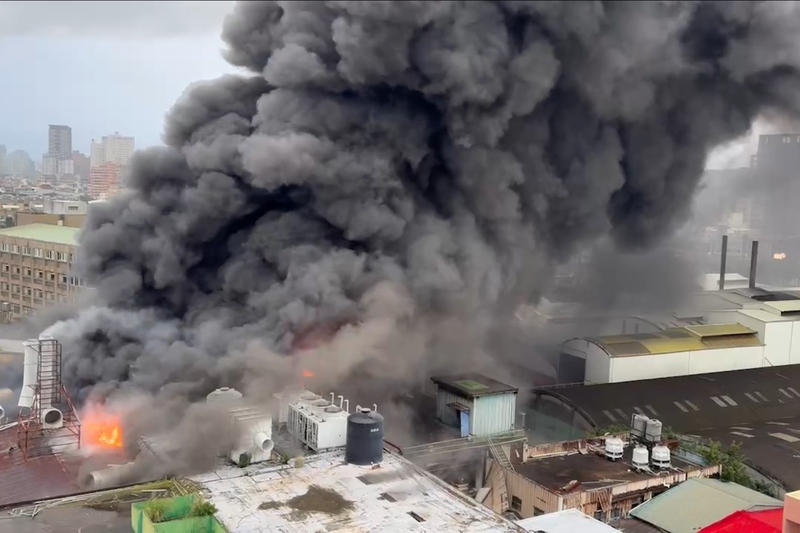 桃園市桃園區一家不織布工廠18日清晨發生火警，現場黑煙直竄天氣，桃園市環保局緊急發出空污警報。圖/中央社