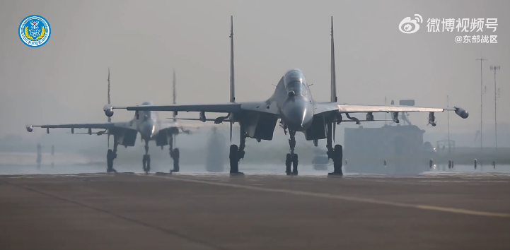 中共舉行第三次台海軍事演習，與前兩次不同的是，這次台海軍演沒任何預告，甚至可說是毫無預兆。 圖/翻攝自微博東部戰區官方帳號