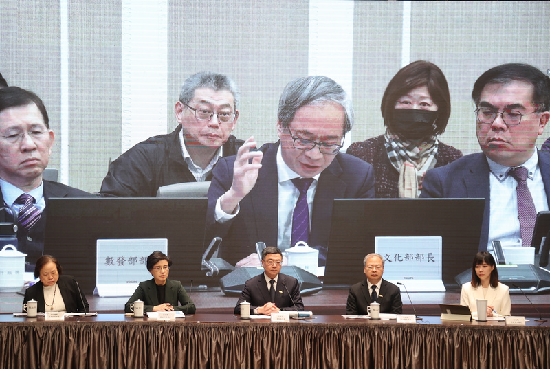 行政院日前舉行記者會，會中播放影片，呈現部會首長說明總預算案遭砍影響。圖/中央社