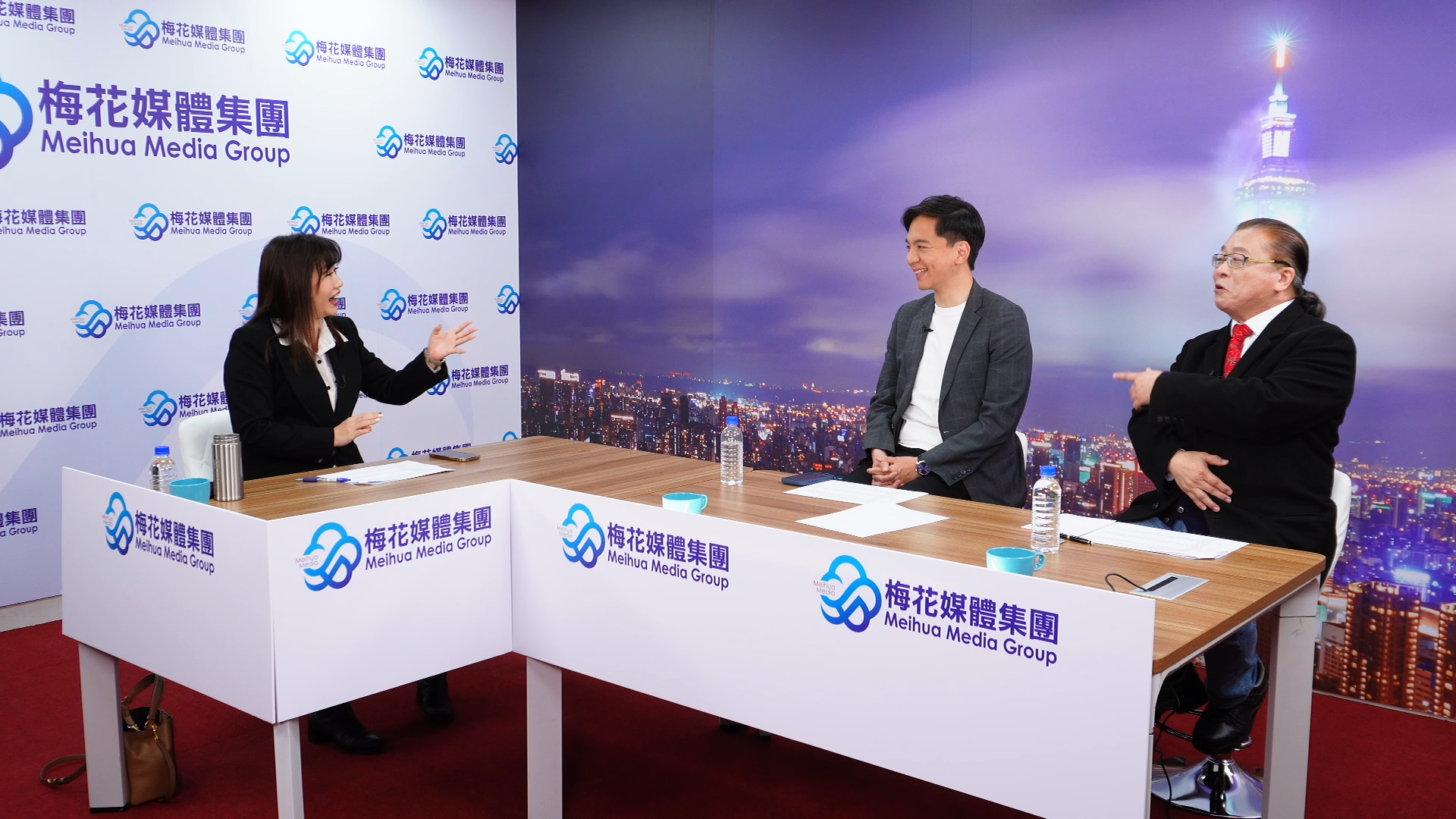 第三場「梅花論壇」19日舉行，左起主持人王淺秋、國民黨立委當選人牛煦庭、前考試院副院長高永光。梅花新聞網