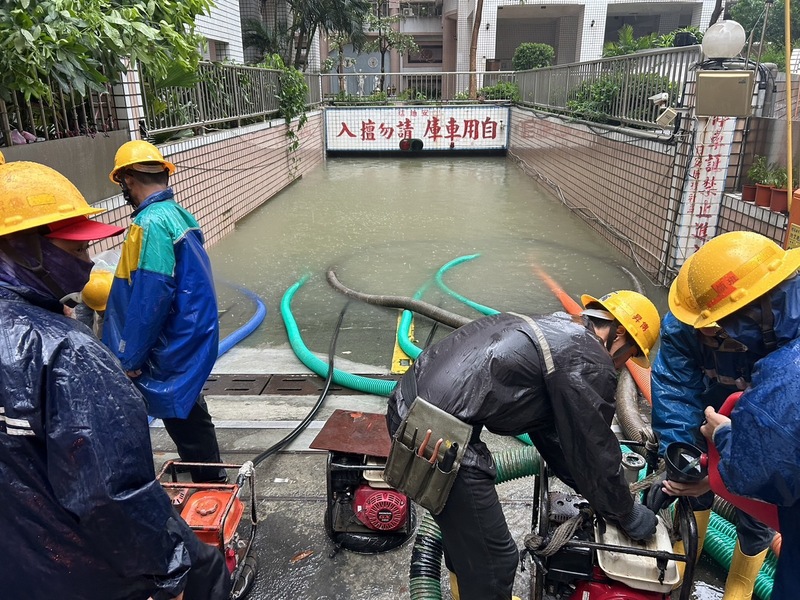 颱風凱米帶來強風豪雨，高雄市三民區德山街一處大樓地下室25日淹水，現場動用1台吸泥車、5台抽水機持續抽水，初估淹水量約6000立方公尺，以200公升浴缸計算，大約有3萬個浴缸水量待抽出。圖／中央社