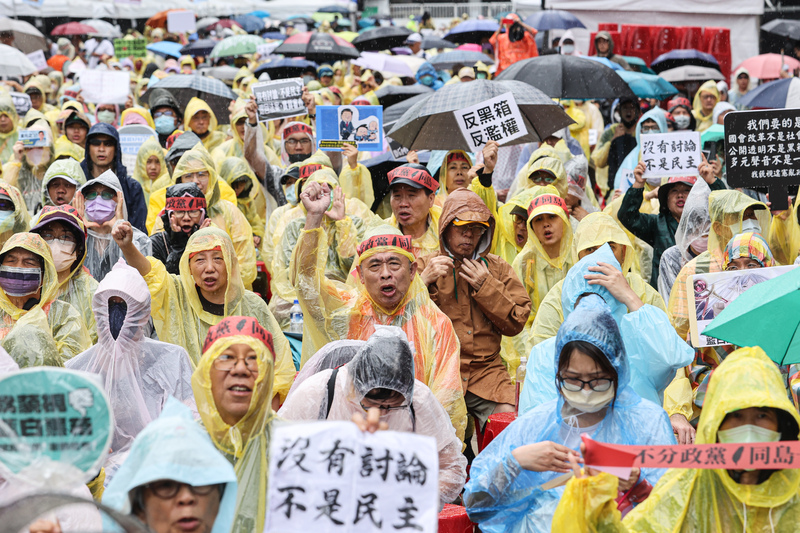 國會改革五法在立院審議期間，數萬群眾包圍立院抗議，民進黨政策會執行長王義川自爆手機定位群眾，引發洩個資疑慮，對此，民眾黨立委張啟楷籲國會及北檢都該徹查。圖／中央社