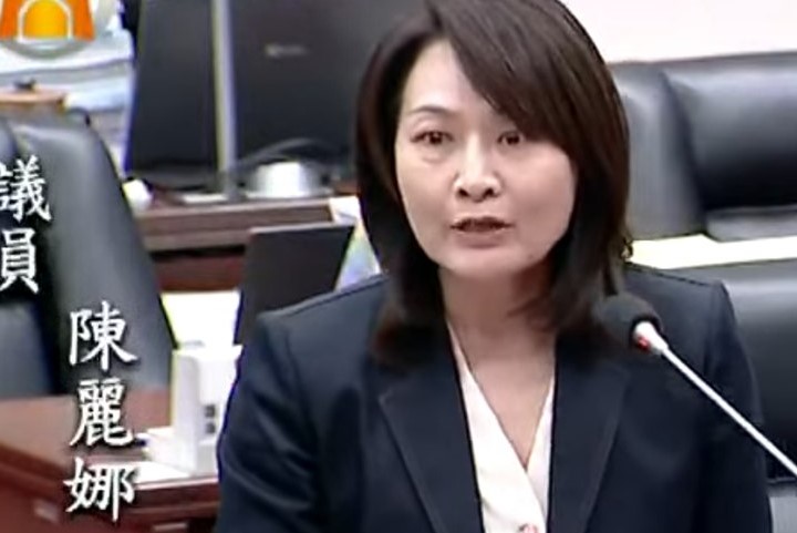 高雄市議員陳麗娜爆料，有多位拿著台灣「國光獎金」的滑輪溜冰國手，竟然穿上「中國隊服」還代表中國隊參加全國性比賽。圖/取自陳麗娜臉書