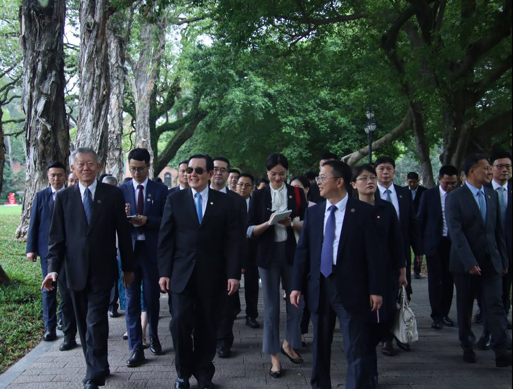 調查顯示今年親綠臉書社群批前總統馬英九赴陸的力度大不如去年。圖為馬英九3日參訪廣東中山大學。圖/馬英九文教基金會提供