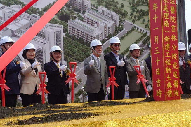 總統賴清德（左4）與民進黨立委劉建國（左5）30日共同出席台大醫院雲林分院虎尾醫院醫療大樓、綜合大樓（含污水處理廠）新建工程的動土典禮。圖/中央社