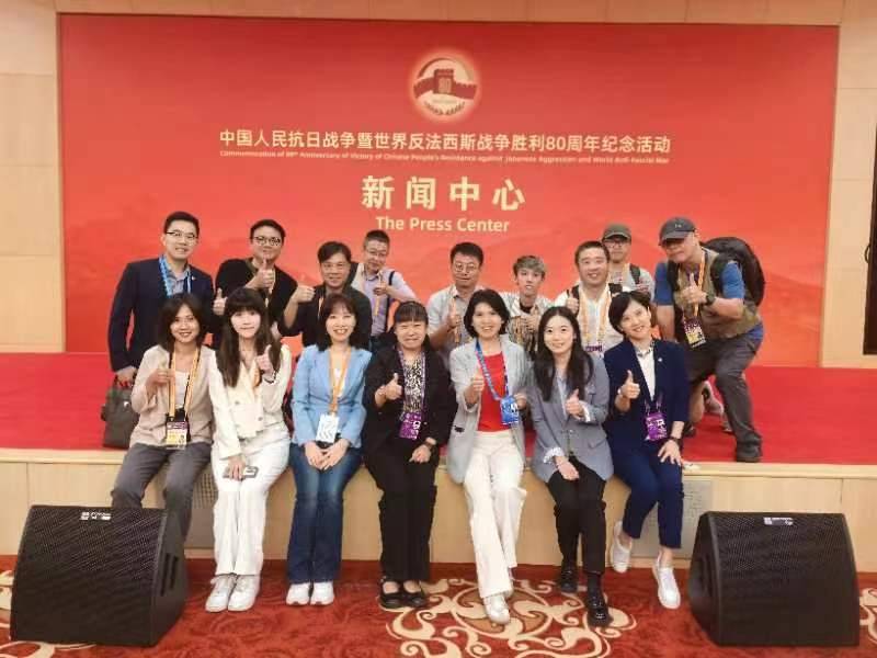 2025年9月3日凌晨，國台辦發言人朱鳳蓮（中著紅衣）陪同採訪閲兵的台灣記者一起到現場。圖/中國記協提供