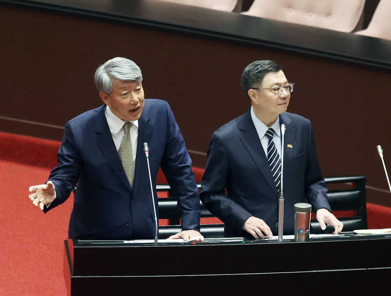 立法院會19日邀行政院長卓榮泰（右）及經濟部長郭智輝（左）等列席報告「113年度中央政府總預算追加預算案」，並備質詢。圖／中央社