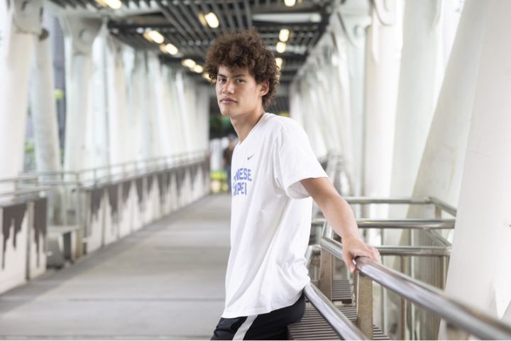 台美混血男籃好手陳卡特（Carter Coleman）（圖）私下的他是不折不扣的電玩迷，未來期盼追隨偶像杜蘭特（Kevin Durant）的腳步，踏上籃球最高殿堂美國職籃NBA賽場。圖/中央社