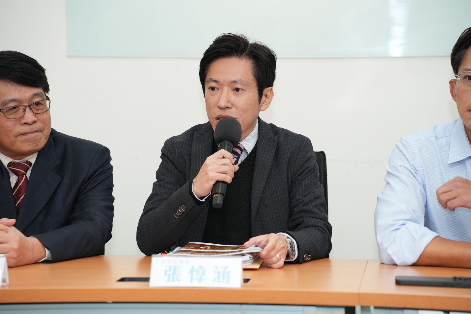 張惇涵真的很凶　回嗆在野黨辯論戰帖：立法院沒有一間會議室的台子不平