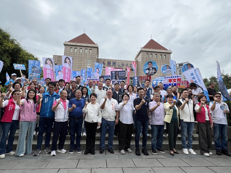 台中市長盧秀燕(前左6)、台中市長參選人江啟臣(前右6)一同率台中議員參選人登記參選。圖/中央社