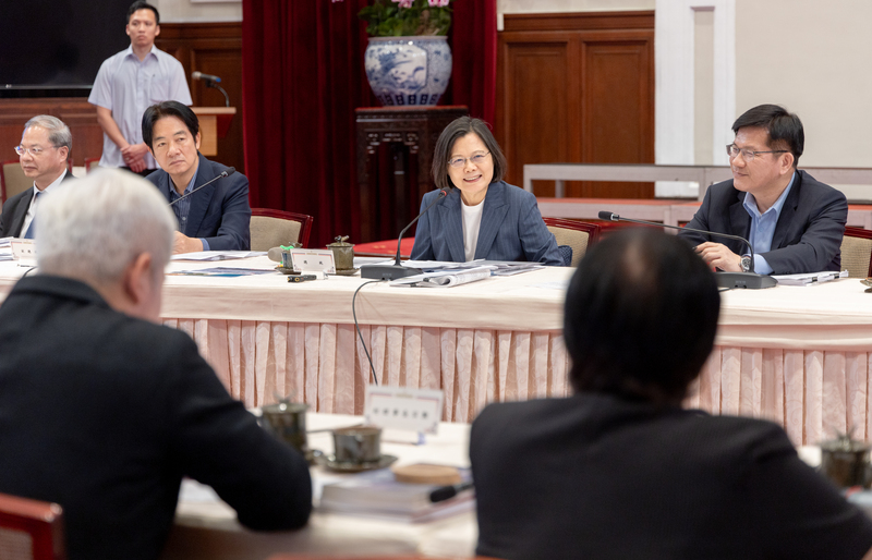 蔡政府任內包括防疫成果、財政紀律、能源問題等遭民眾詬病。圖為總統蔡英文（中）22日偕準總統賴清德（後右3）、總統府秘書長林佳龍（右）等接見環團代表。圖/總統府提供