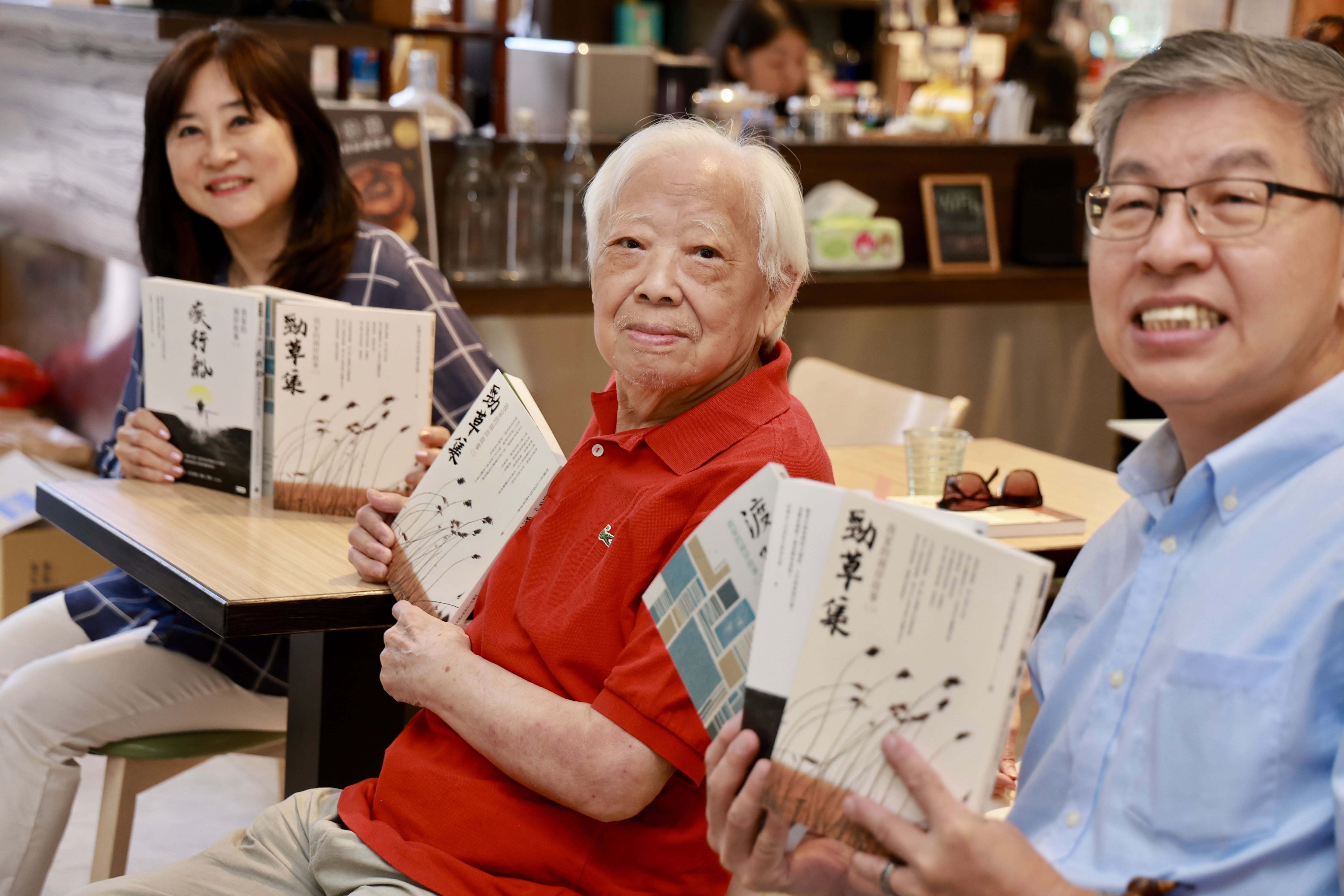 抽象藝術家霍剛（中）回想學校生活，他說在南京遺族學校就讀是他這輩子最美好的回憶，也是最感激的事情。圖/沈春池文教基金會提供