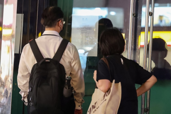 全真瑜珈健身公司日前才宣布忠孝館將結束營業，23日再發出公告，敦南館、古亭館、天母館、中和館、汐止館及桃園館則暫停營業。圖為全真瑜珈古亭館貼出公告。圖/中央社