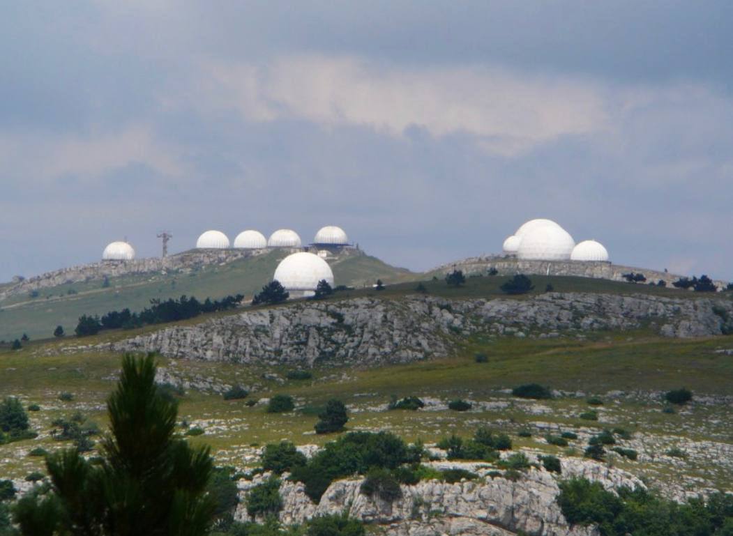 位於克里米亞艾佩特里山上的俄羅斯防空基地，防空雷達隱藏於白色球形圓頂之下。圖/取自Igor Sushko  @igorsushko