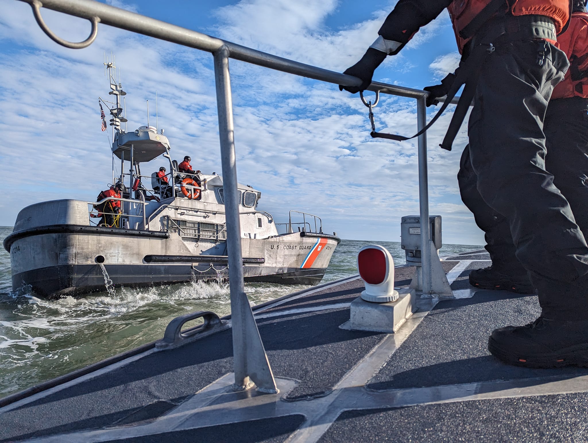 日前美國海巡船在吉里巴斯海域巡邏，並登上兩艘中國漁船檢查。圖/取自美國海巡隊（U.S. Coast Guard）X