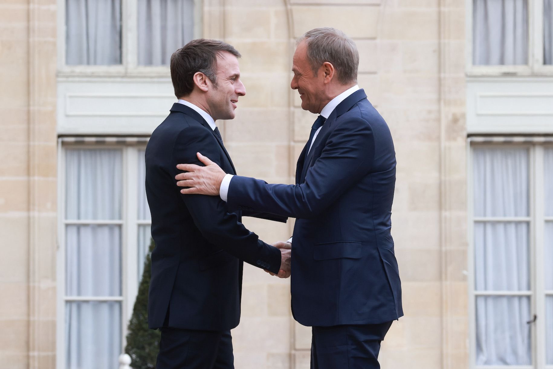 馬克宏（左）與蕭茲（右）的關係因援烏的分歧而陷入緊張。圖/取自Emmanuel Macron @EmmanuelMacron