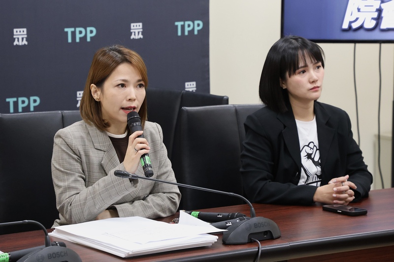 民眾黨立法院黨團主任陳智菡（左）表示，簡訊足以證明柯文哲從頭到尾都不知情。圖/中央社