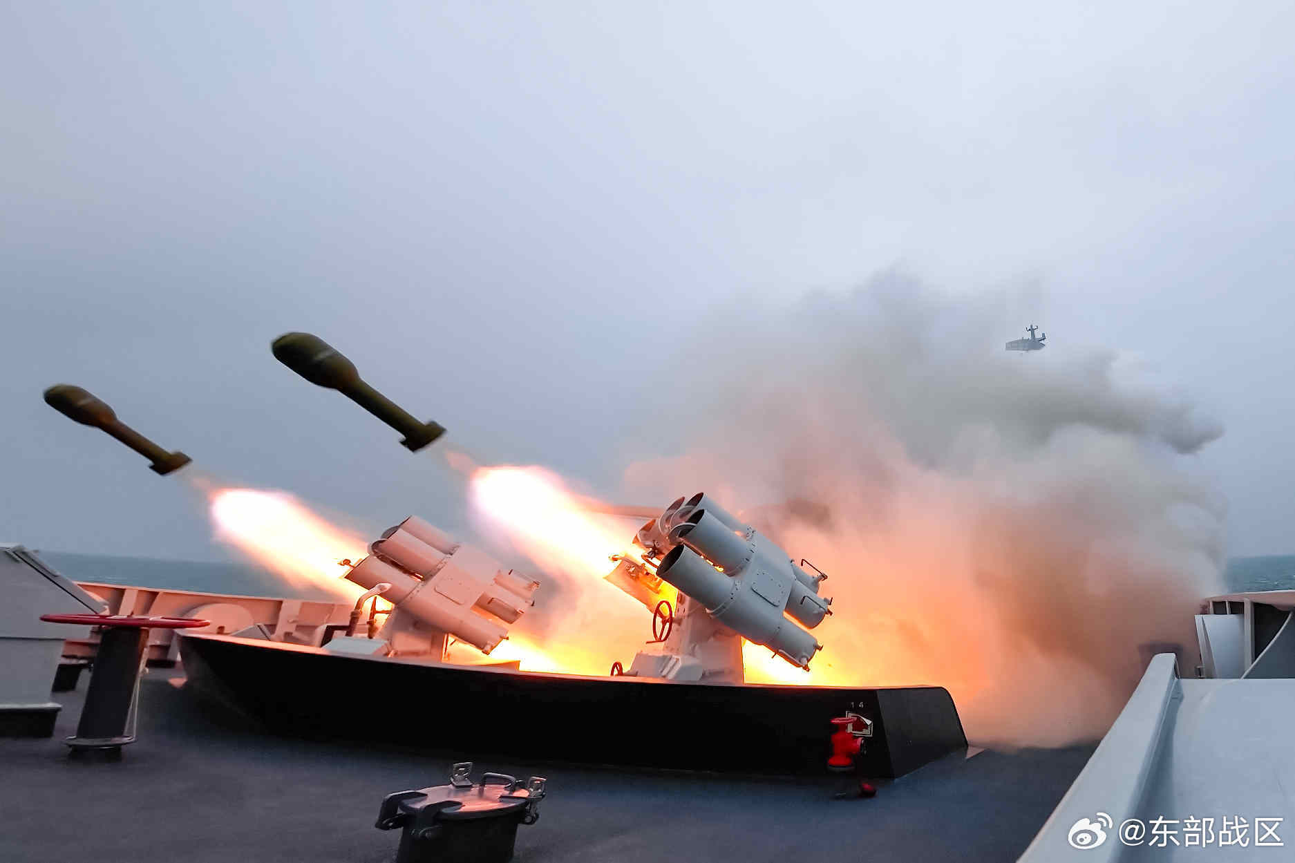 賴清德總統宣示中共為境外敵對勢力，台海緊張情勢加劇，中共海軍加強練兵備戰。圖/取自大陸東部戰區微博