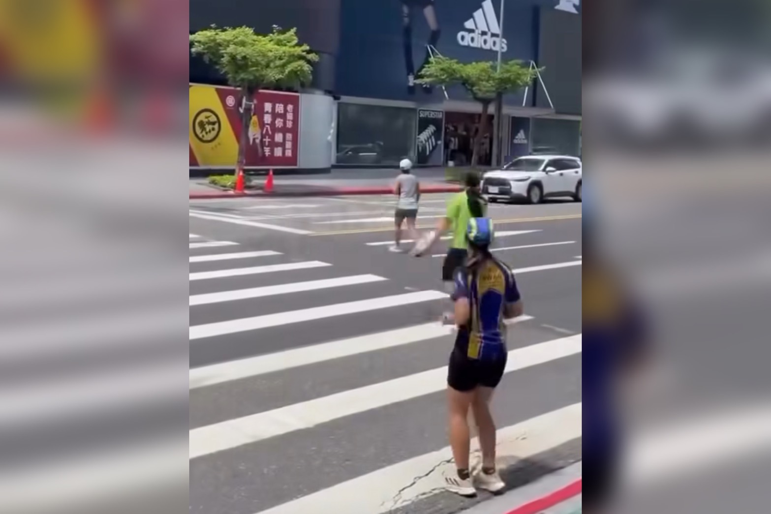 民眾拍到，在世壯運的定向越野項目中，很多選手過馬路時遭駕駛按喇叭。圖/取自許淑華臉書