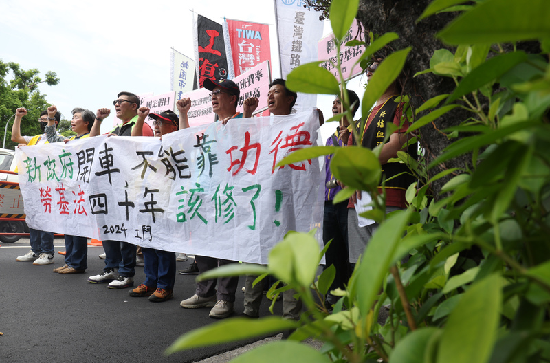 勞工團體17日在凱道召開記者會，呼籲賴政府修訂勞基法。圖/中央社