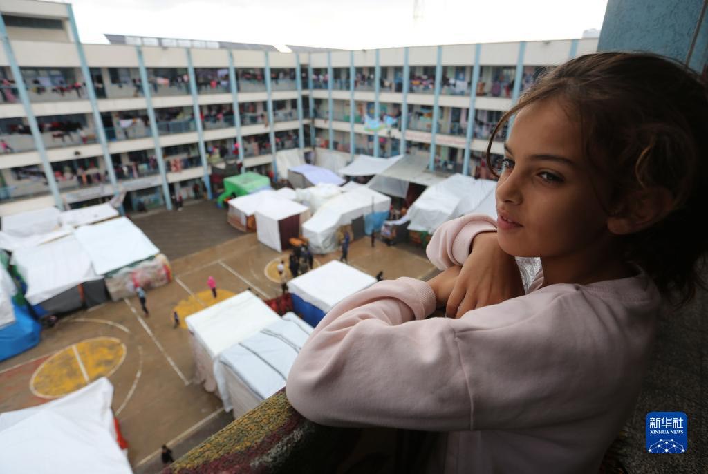 圖為加薩南部城市拉法一名暫住一所學校內的巴勒斯坦女童。取自新華社