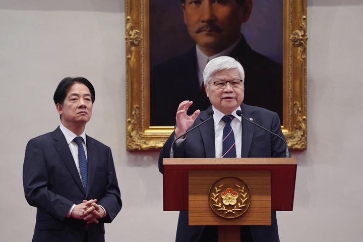 台積電董事長魏哲家（右）強調，台積電不斷研發、創新，他的競爭對手沒這份功力。圖／取自中央社