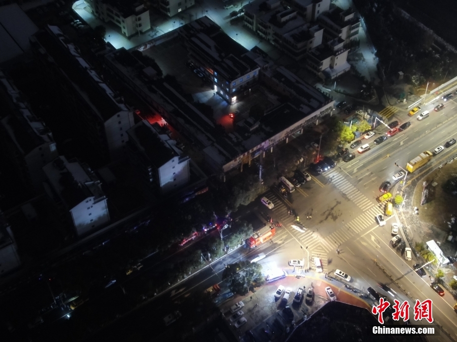 圖為24日晚上空拍的火災事故救援現場。取自中新社
