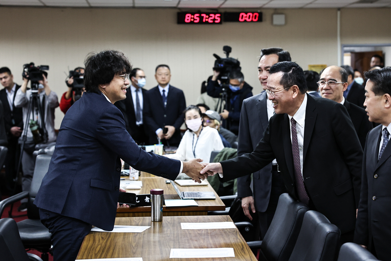 立院外交及國防委員會6日邀國防部長顧立雄（前右2）報告並備詢，圖為會前顧立雄與民進黨立委沈伯洋（前左）握手致意。圖/中央社