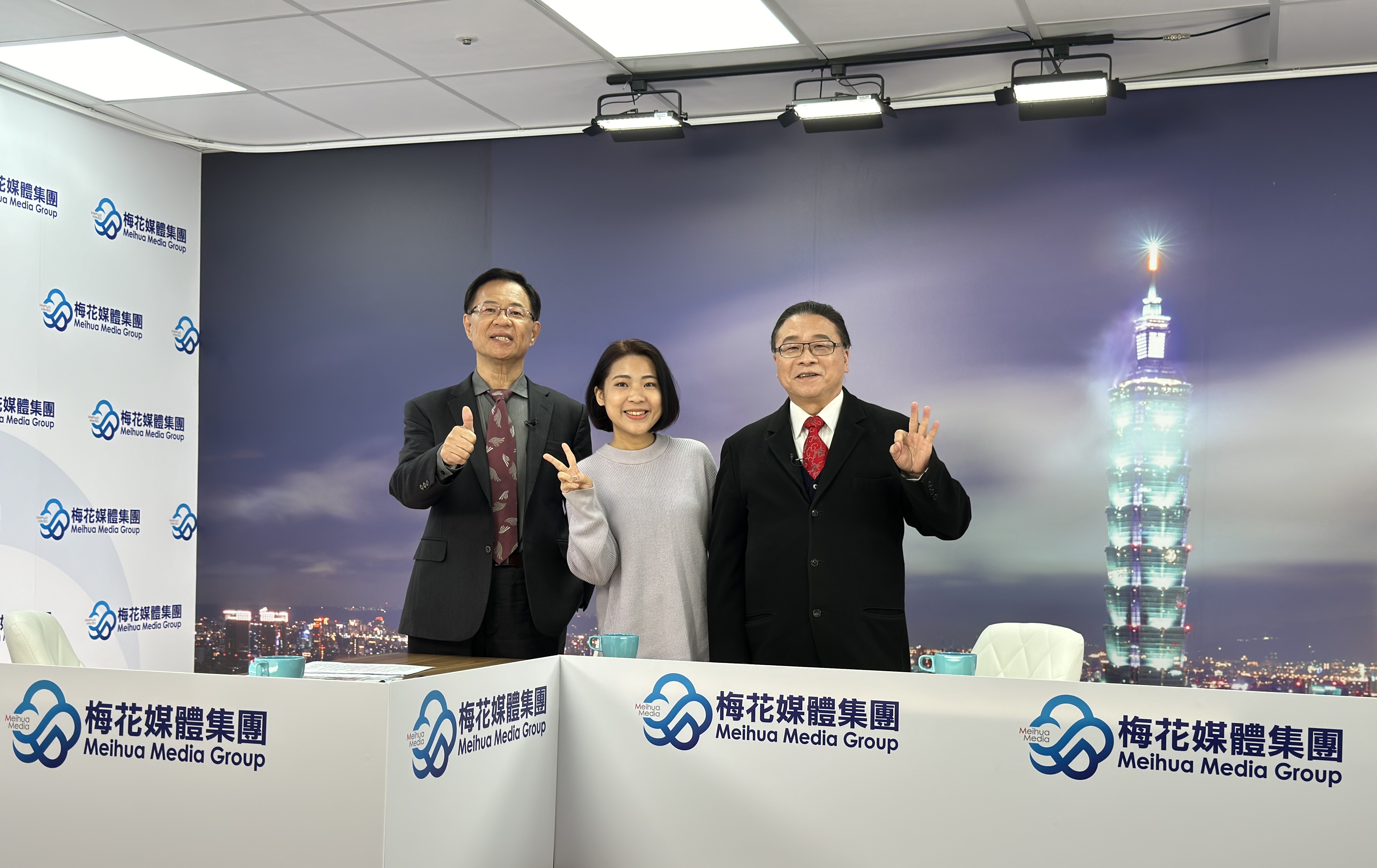 梅花新聞網8日舉行的第二場「梅花論壇」，由張啟楷（左）主持，邀徐巧芯（中）及前考試院副院長高永光（右）分析。