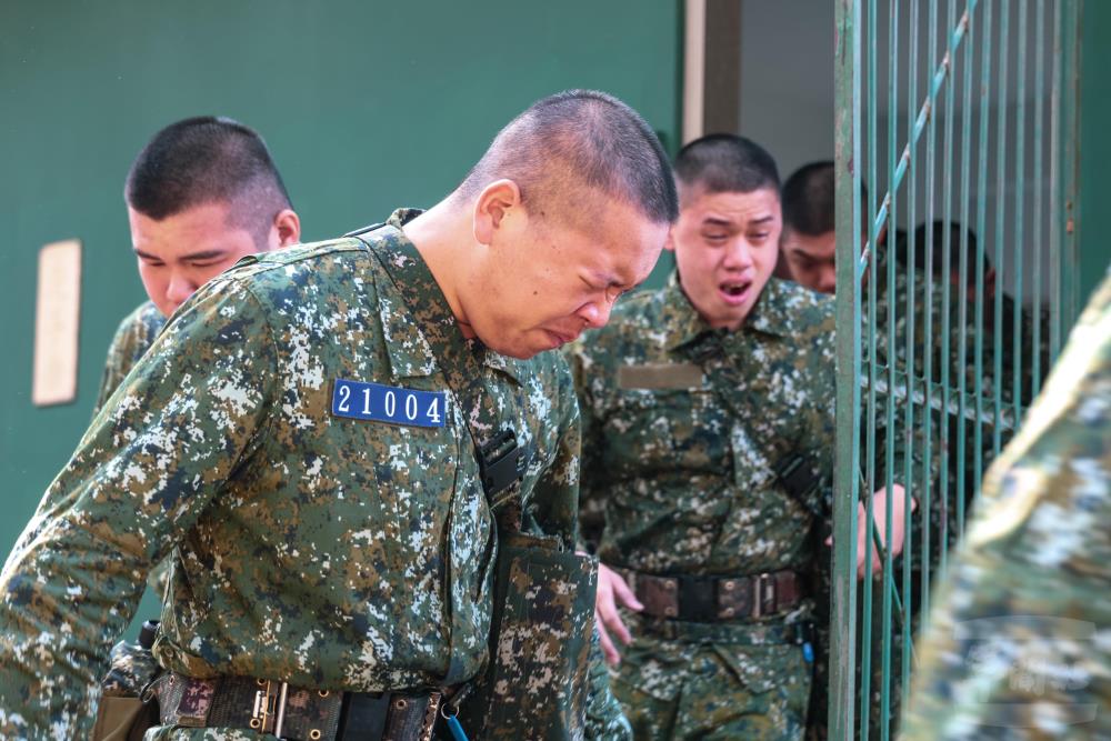 體驗不穿戴防護面具進入「毒氣室」的役男們，離開「毒氣室」時涕淚縱橫。圖/取自軍聞社