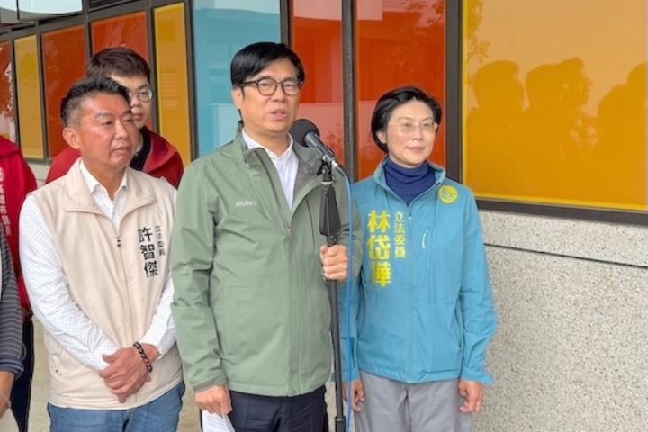 民進黨立委林岱樺（右）被媒體報導與寺廟住持過從甚密，高雄市長陳其邁（中）12日對此不評論。圖／記者林瑞益攝