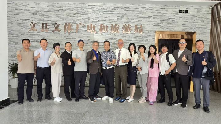 台灣媒體及文化界人士組成的參訪團,與文縣地方政府及代表合影。圖/文縣融媒體中心提供