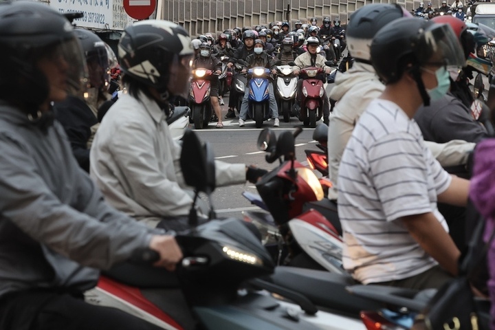 東北季風減弱氣溫回升　雨勢趨緩但水氣仍多