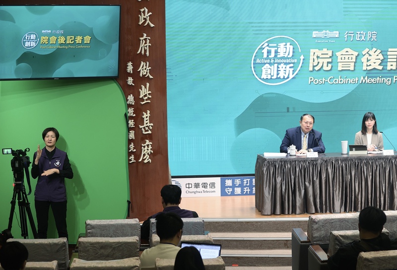 20250206行政院日前稱新聞傳播處預算全遭砍，因此終止院會後記者會手語翻譯服務。不過6日手語翻譯師再度出現在院會後記者會，行政院發言人李慧芝（右）表示，目前是緊急申請台北市政府聽語障溝通服務方案。圖/中央社