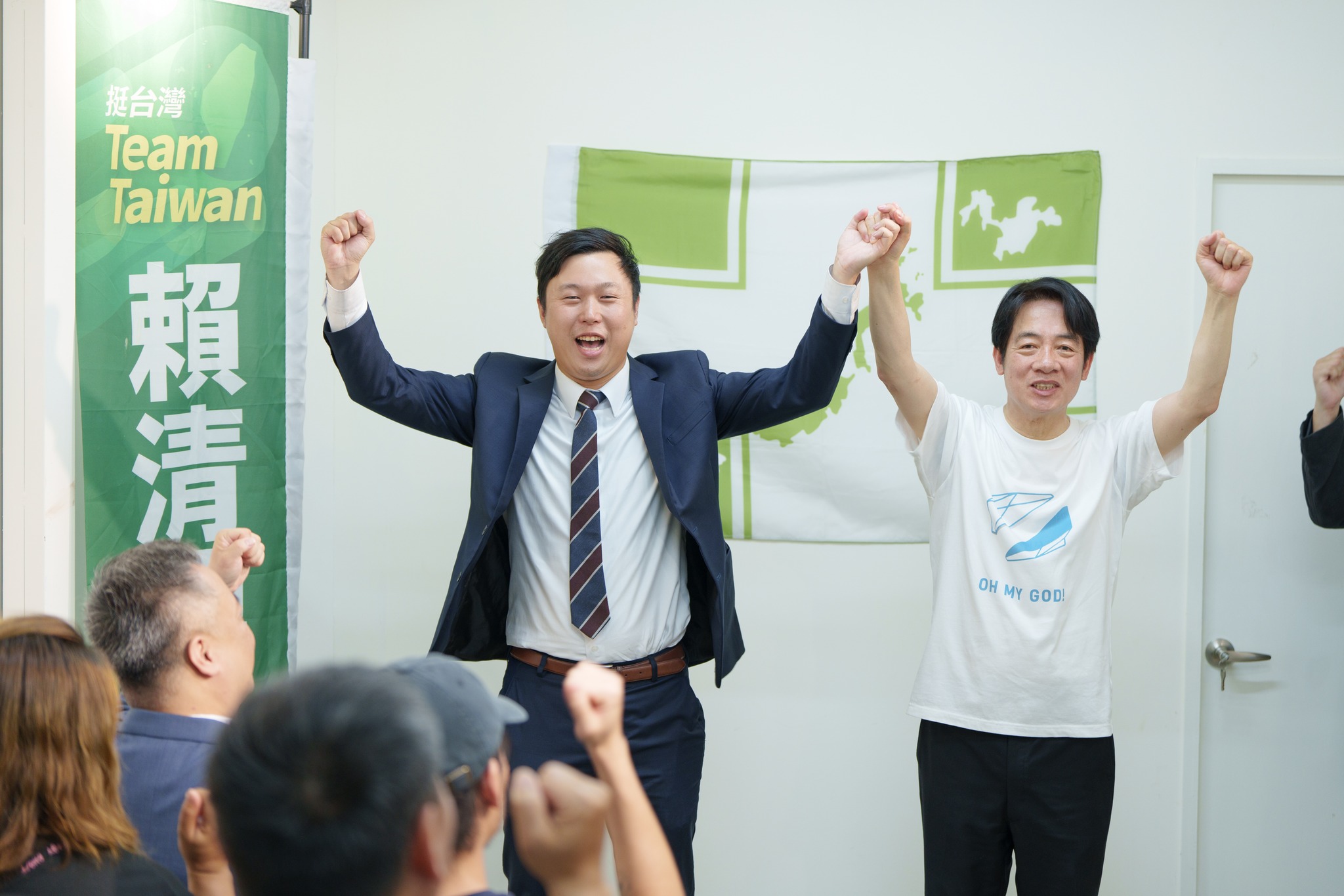 金門陸艇翻覆事件使兩岸局勢緊張，恐波及馬祖，民進黨連江縣黨部主委李問（左）卻高調支持海巡依法值勤，罔顧馬祖地區安全。圖/取自李問臉書