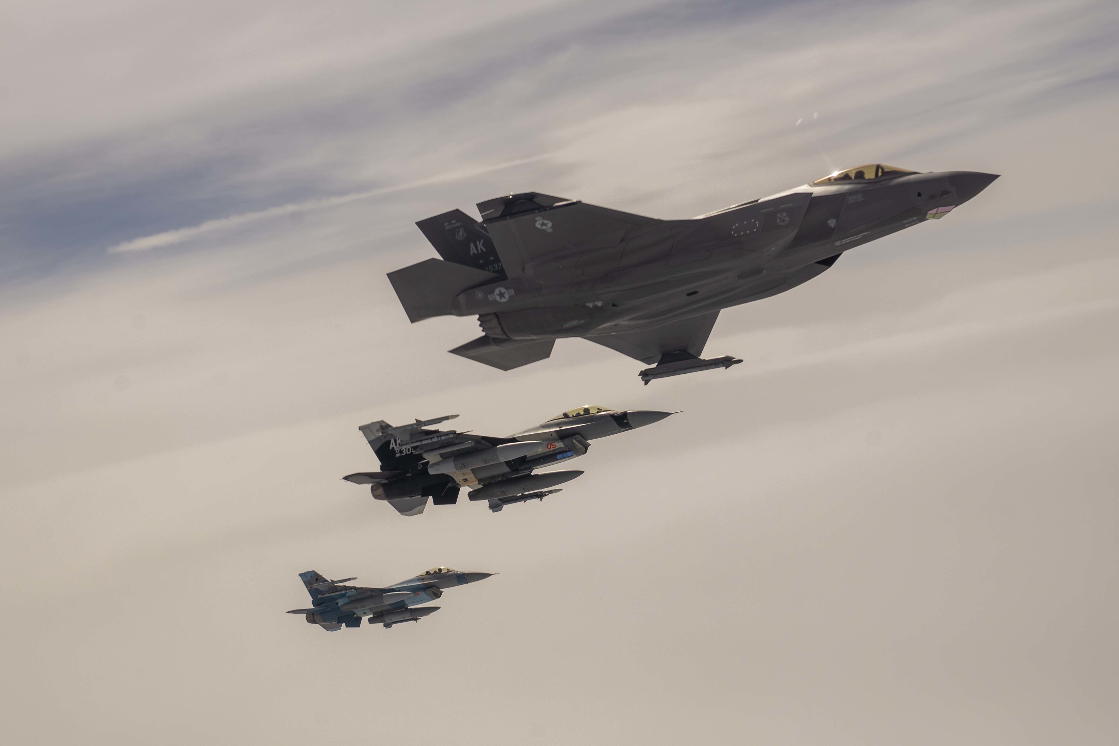 F-35A(上)是美國空軍最新的第五代戰鬥機。將取代美國空軍老化的 F-16 戰隼和 A-10 雷霆 II 機隊。圖/取自美國空軍官網