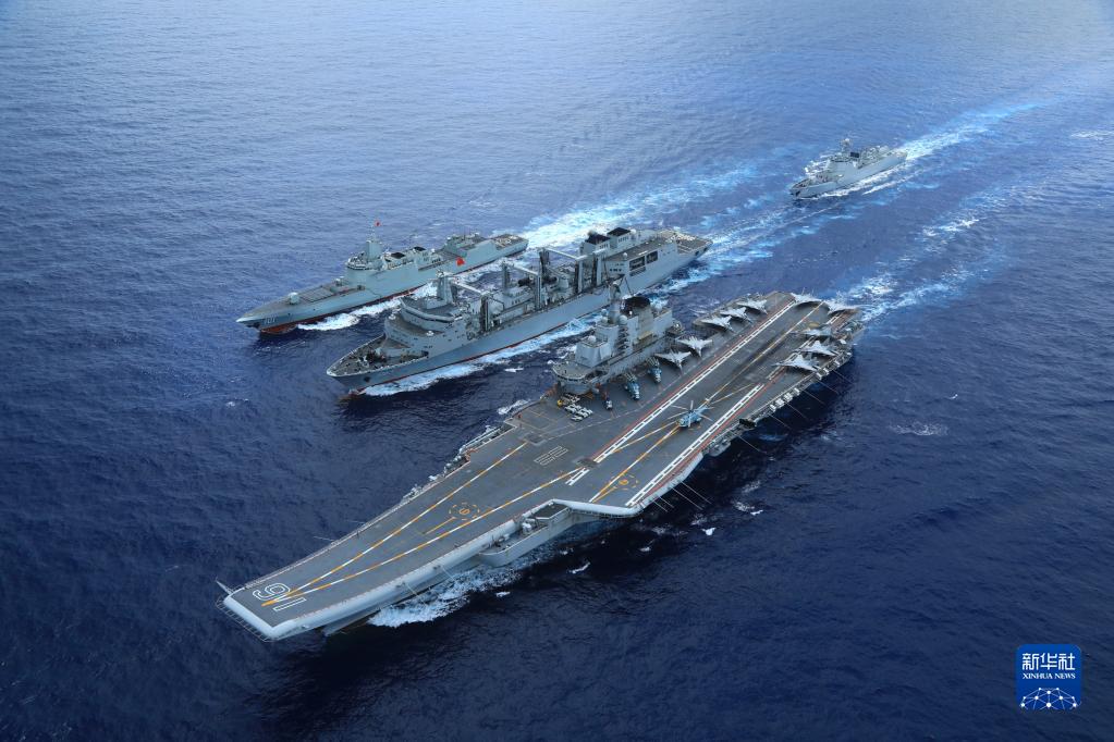 解放軍今年10月曾展開「聯合利劍-2024B」軍演，派出遼寧號艦群侵擾台灣東部區域。圖/取自新華社