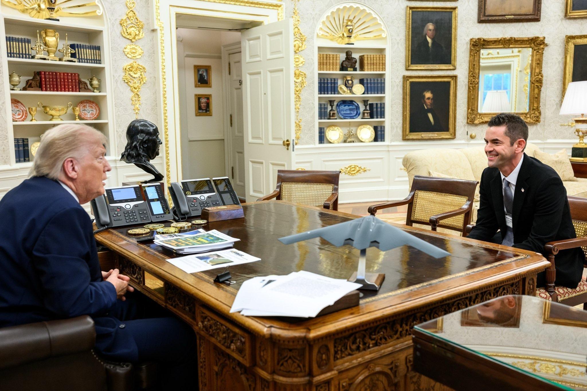 任命艾薩克曼為NASA局長,亦是一波三折。圖為艾薩克曼與美總統川普(左)會晤。圖/取自 Jared Isaacman X