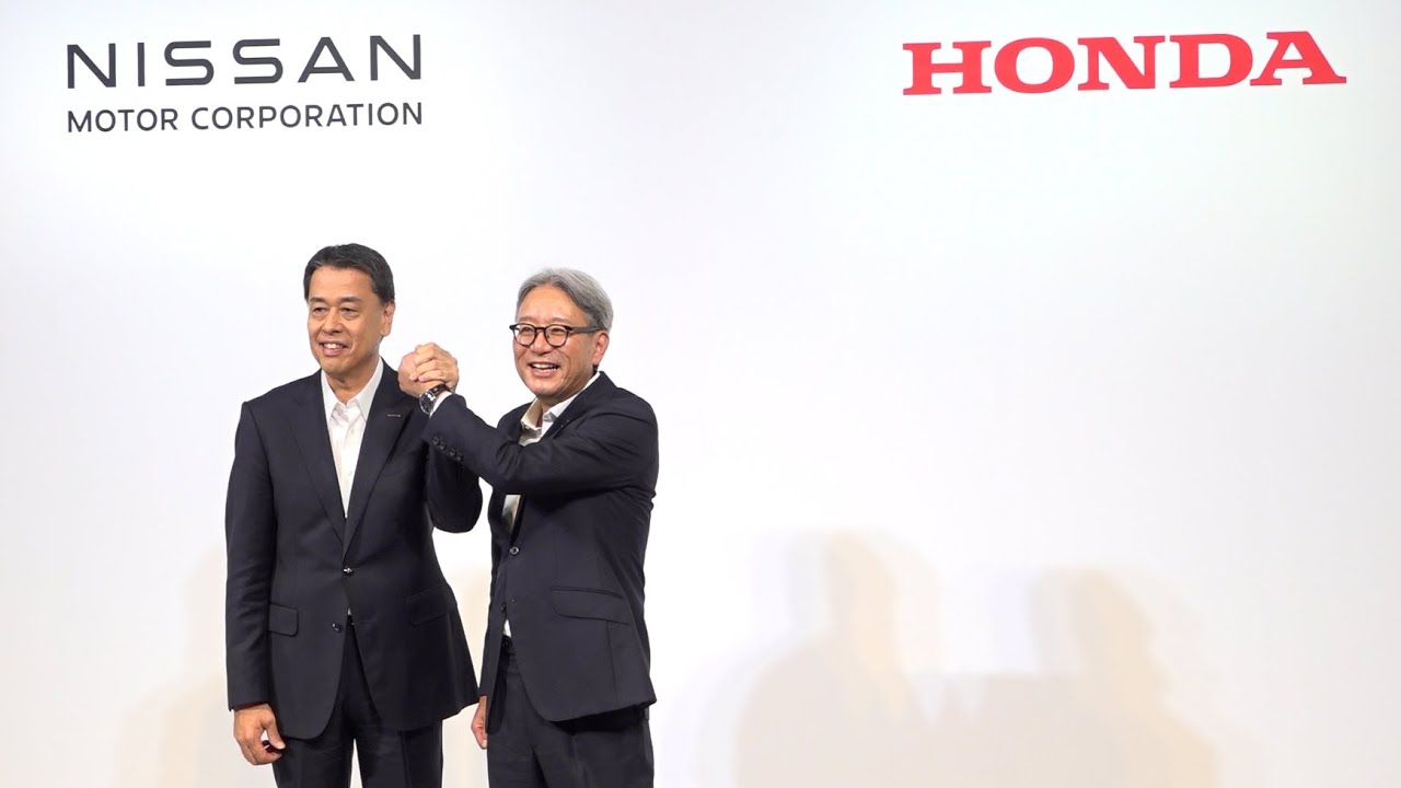 日媒報導，本田和日產正就合併展開談判。圖為兩家公司高層8月宣布合作的記者會。圖/翻攝自時事通信映像センター YouTube頻道